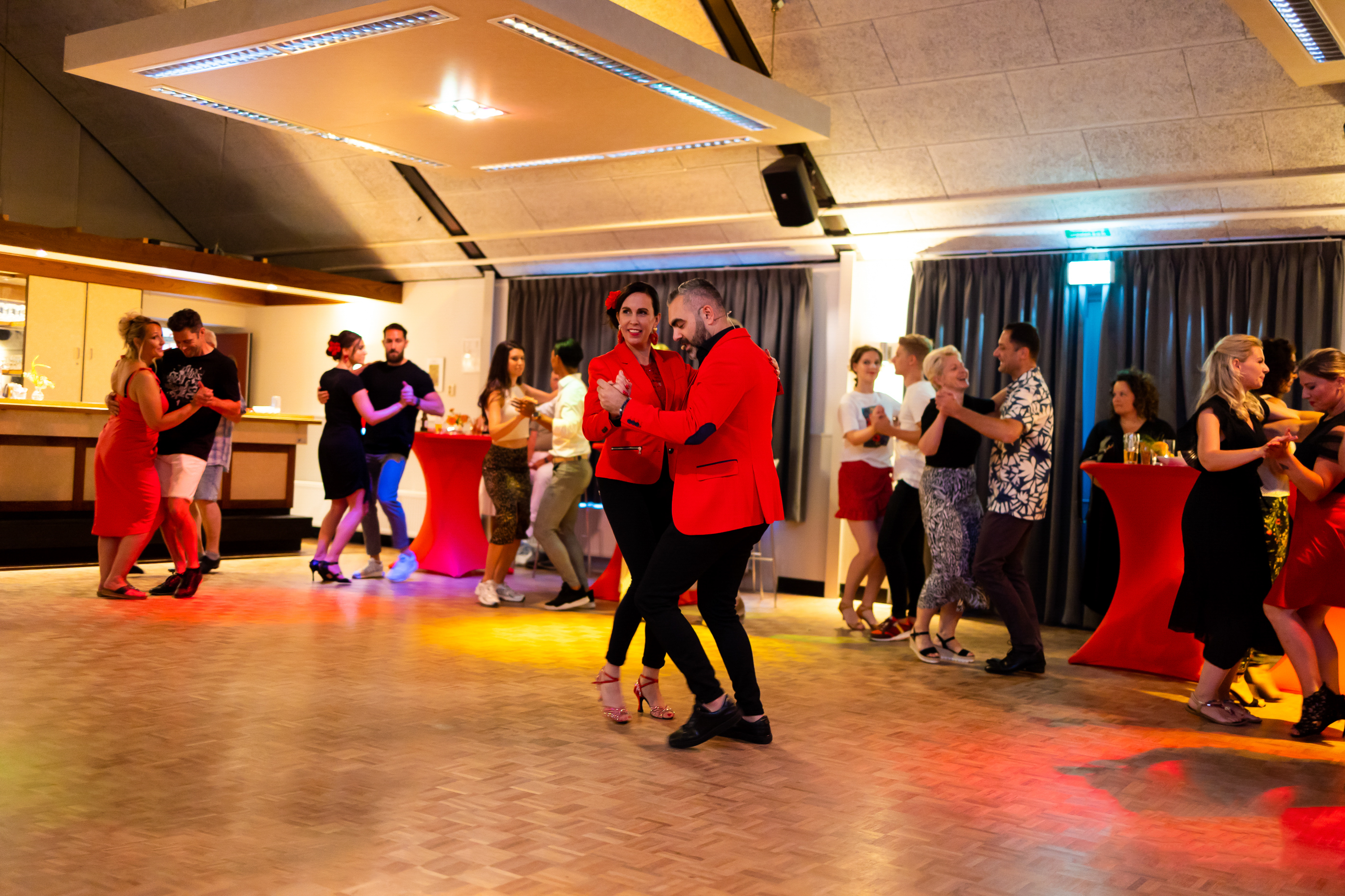 Een groep dansers tijdens de danslessen