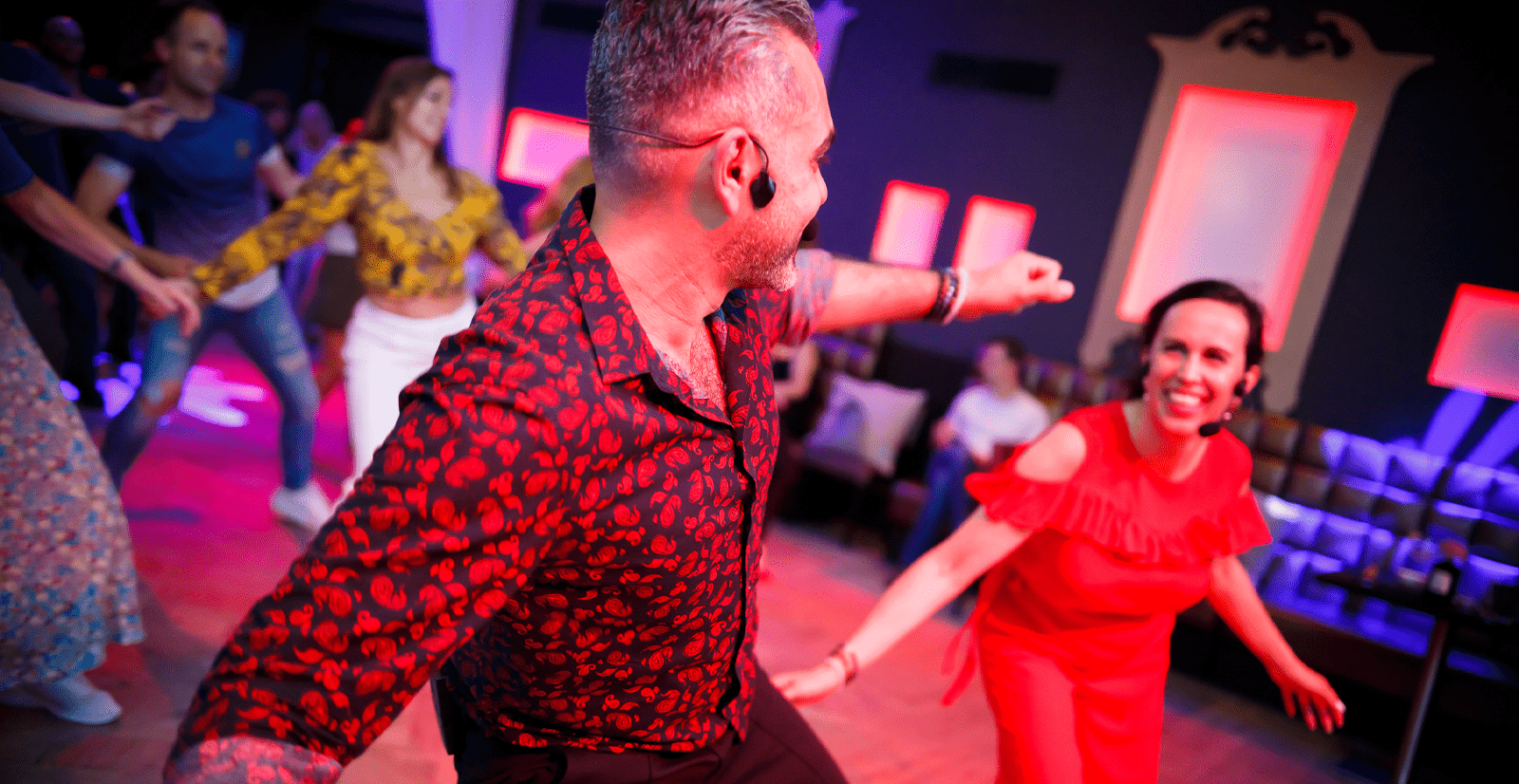 Kim en Lennie dansend tijdens de danslessen